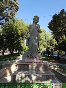مجسمه مستوره اردلان