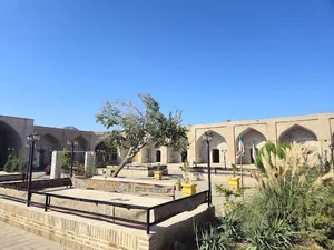 رباط و هتل سنتی لاری