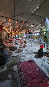 کافه رستوران باغچه عزیزجون