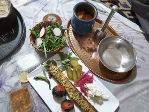 سفره‌خانه سنتی ایران‌زمین