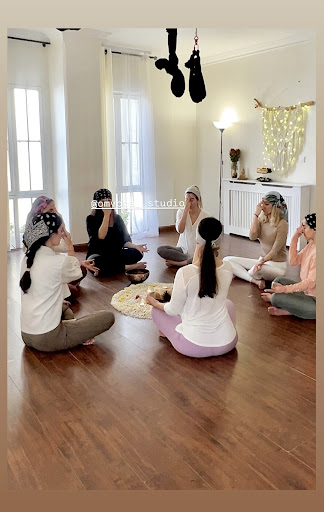 Om Yoga Studio مرکز یوگا (اُم)