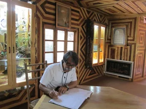 نویسنده رمان