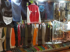 "فروشگاه هیپ هاپی میتینگ استور" (بـــوتـــیک مـیـتـیـنـگ)