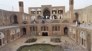 مدرسه آقا بزرگ کاشان