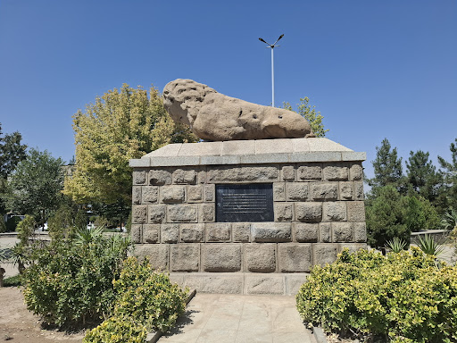 مجسمه شیر سنگی