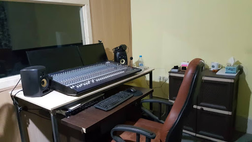 Studio 166 استودیو