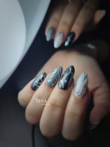 ناخنکار گیشا ، تینا (ناخنکار و طراح حرفه ای در گیشا)