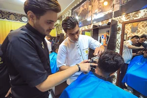 آموزشگاه آرایشگری مردانه عصر مو