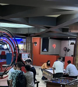 کافه و باشگاه تفریحات آراز