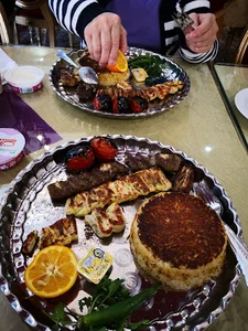 رستوران آویژه