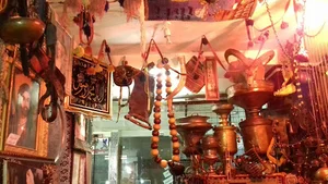 فروشگاه اشیاء قدیمی عزیزی