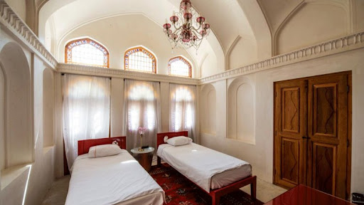 خانه و هتل تاریخی منوچهری