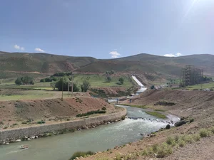 نمای پایین آبشار کوهرنگ