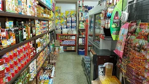فروشگاه مواد غذایی نسبتا بزرگ مدیر
