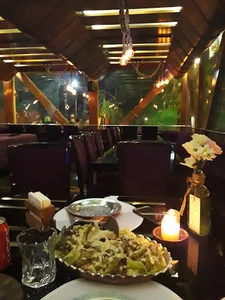 کافه رستوران طبیعت وی آی پی