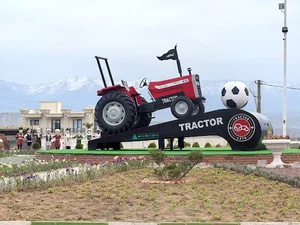اِلمان تراکتور Tractor statue