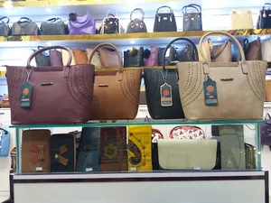 فروشگاه کیف و دمپایی روشنک