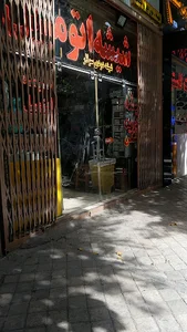 شیشه اتومبیل بارانی