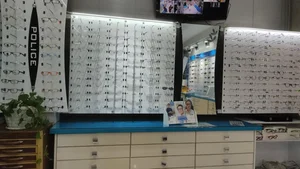عینک سازی و بینایی سنجی رویان 3