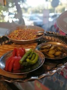 صبحانه‌سرای(حاج‌خانوم و پسران)