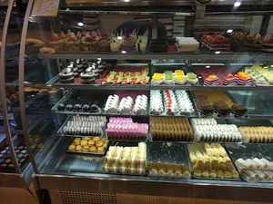 کافه قنادی و بیکری بارُن