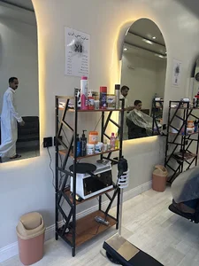 حلاق معنى الجمال للحلاقة الرجالية