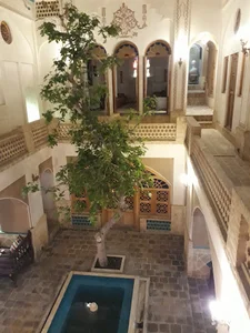 سرای سنتی نه چم