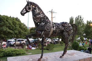 مجسمه اسب آهنی