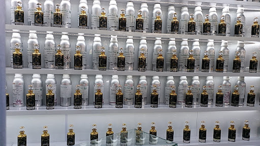عطر قرمز ( مرکز پخش و فروش، و مرجع تخصصی عطر و عود شمالغرب کشور)