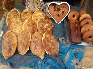 نان و شیرینی محلی مادر