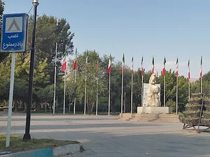 مجسمه باباطاهر