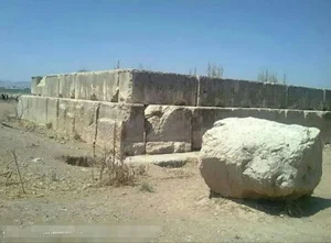 تخت گوهر (آرامگاه احتمالی کمبوجیه دوم هخامنشی)