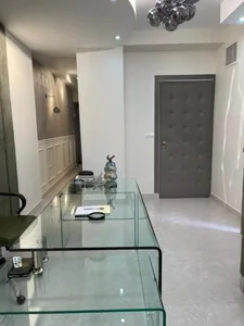 دکتر رضا آقاجانی پوست مو زیبایی 3