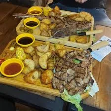 مرغ بریان و ساندویچ لیلی
