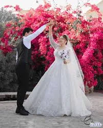 ۴۵ مدل ژست عکس عروس و داماد در تالار، باغ و آتلیه