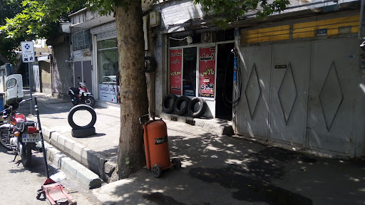 مغازه آپاراتی. کیومرث