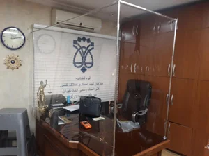 نصب طلق و شیشهٔ جداکننده و پردهٔ مگنتی در امامت 5