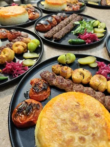 کافه و رستوران سنتی باغ پدری