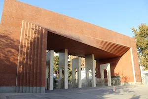 سردر دانشگاه صنعتی شریف