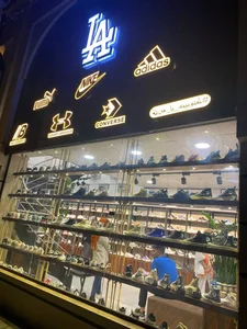 فروشگاه کفش و کتونی ال ای 5