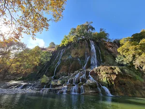آبشار زیبای بیشه