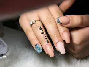خدمات کاشت ناخن
