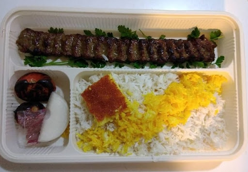 آشپزخانه مرکزی ایلیا سالن جهت سرو غذا موجود می باشد