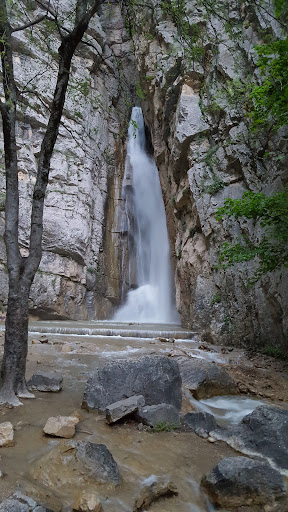 تفرجگاه آبشار جنگل گلستان