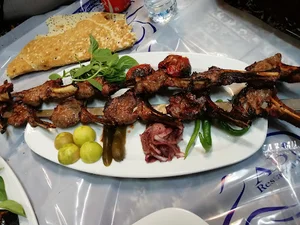 باغچه رستوران آبی
