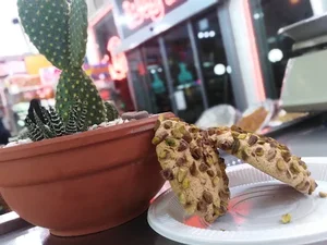 قنادی ماه حکم اباد 5