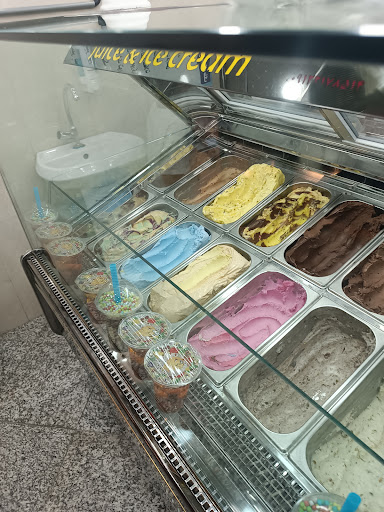 بستنی فروشی تک