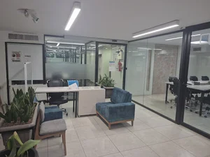 فضای کار اشتراکی آبی سفید