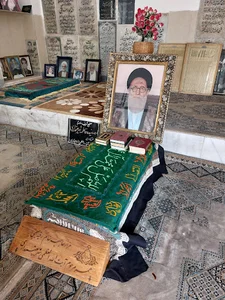 قبرستان ابوحسین - قبر آیت الله العظمی شریعتمداری