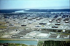 Tank Farm در پالایشگاه آبادان ،تانک فارم واقع در بوارده جنوبی آبادان نیست.